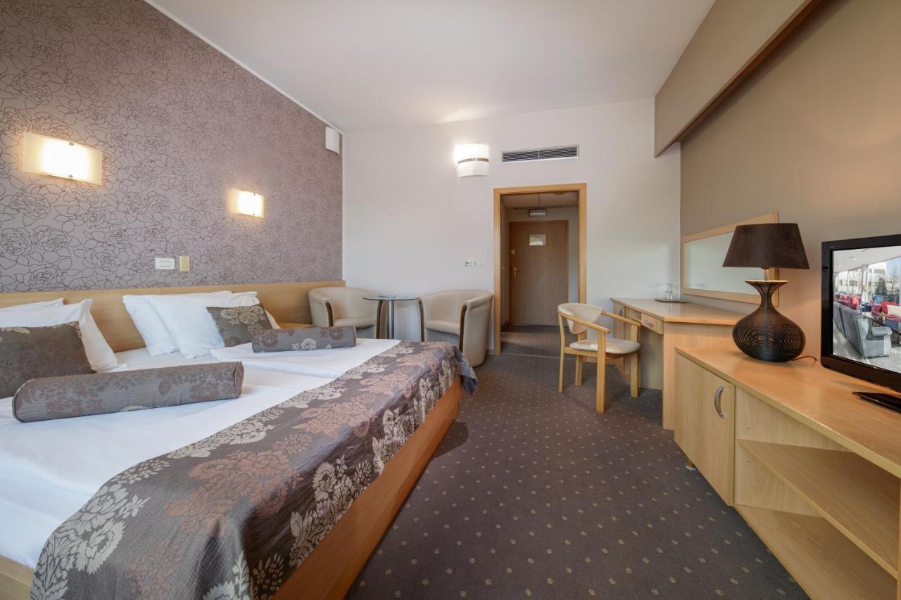 Hotel Zovko Zagreb Sesvete Exteriör bild