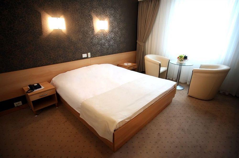 Hotel Zovko Zagreb Sesvete Exteriör bild